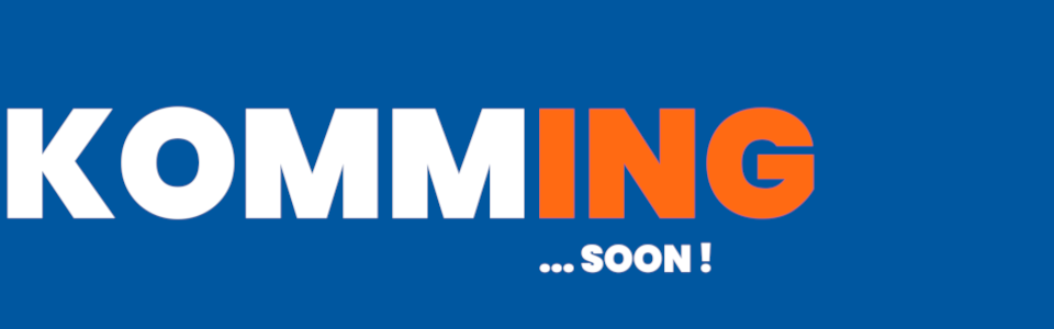 Text "KOMMING ...SOON!" auf blauem Hintergrund, orangefarbener und weißer Schrift.